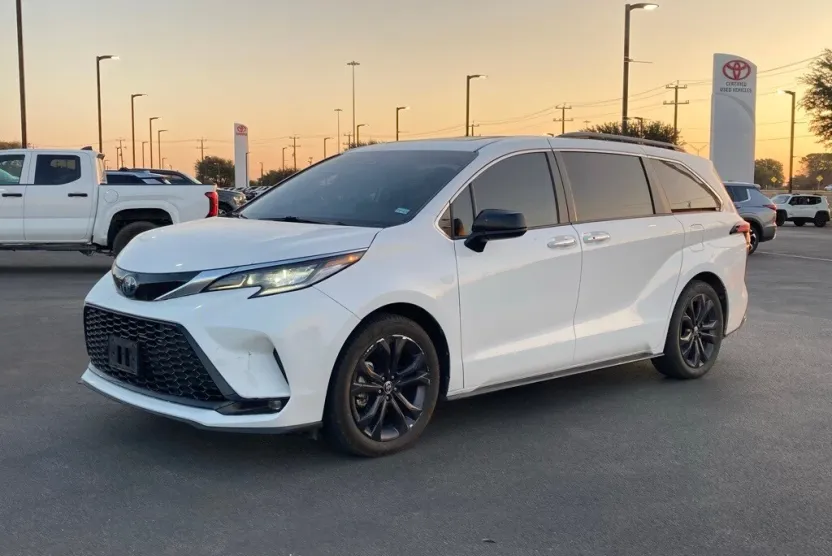 2022 Toyota Sienna XSE photo 1