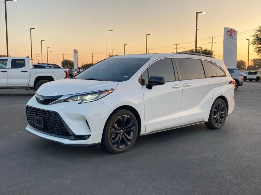 2022 Toyota Sienna XSE photo 1