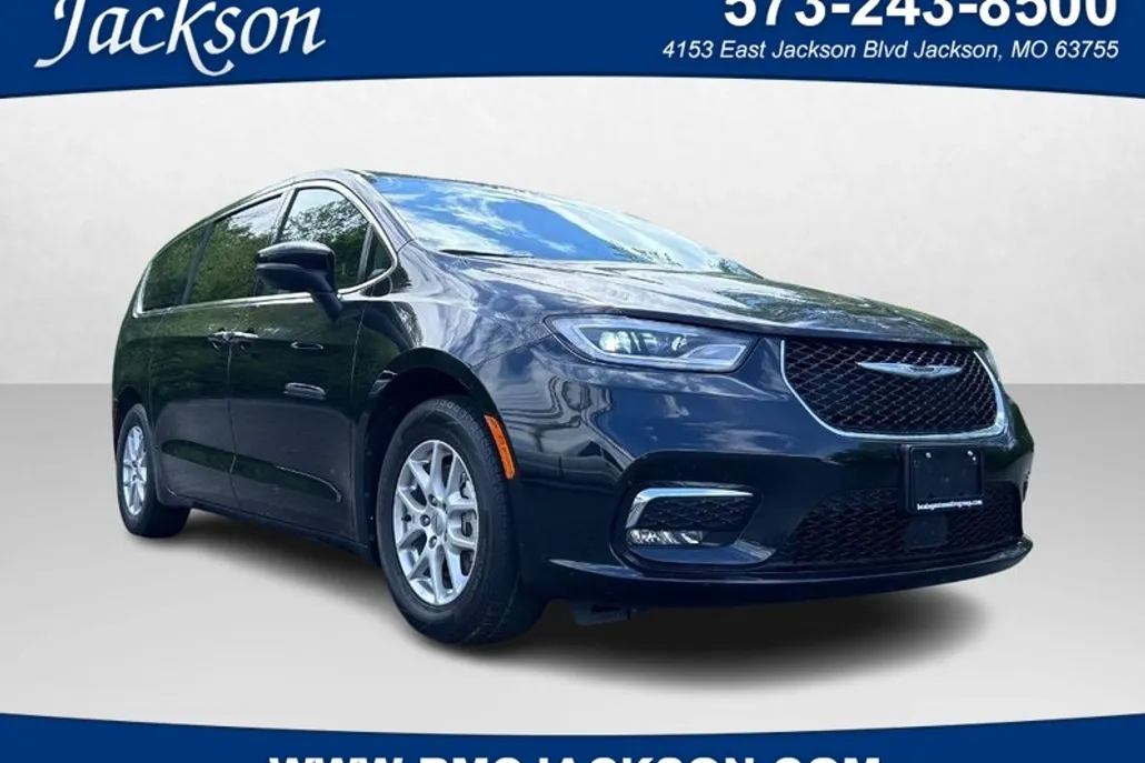 2023 Chrysler Pacifica Touring L photo 1