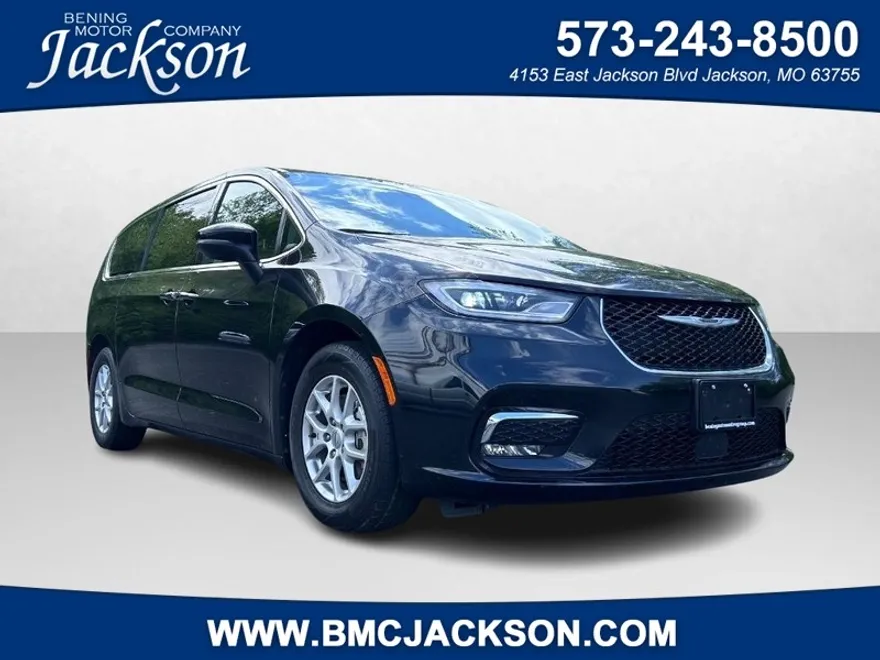 2023 Chrysler Pacifica Touring L photo 1