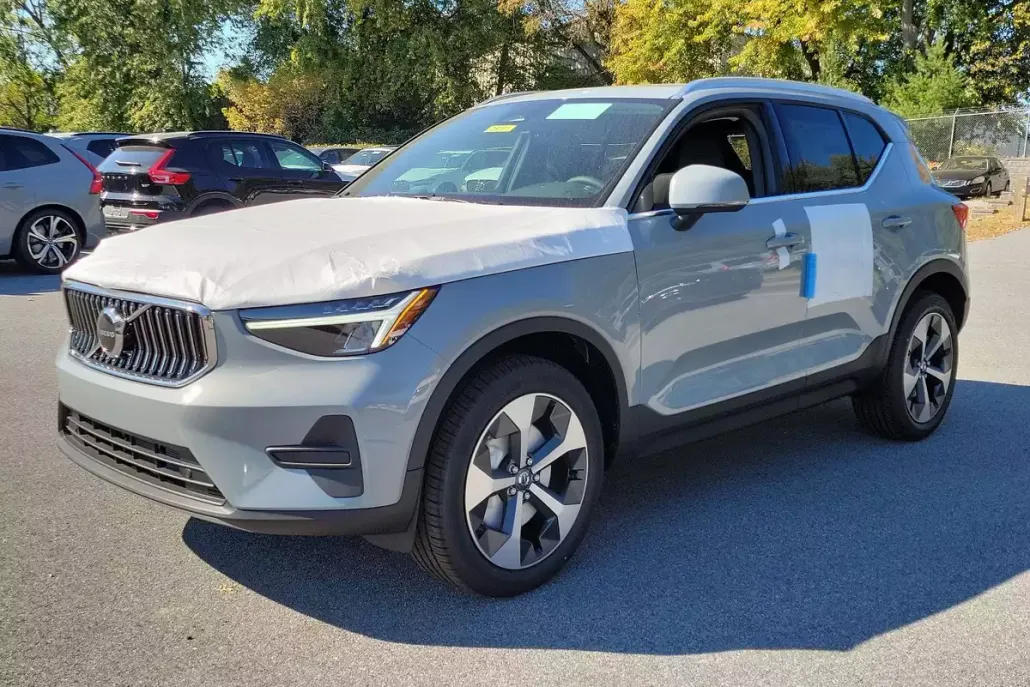 2025 Volvo XC40 Core photo 1
