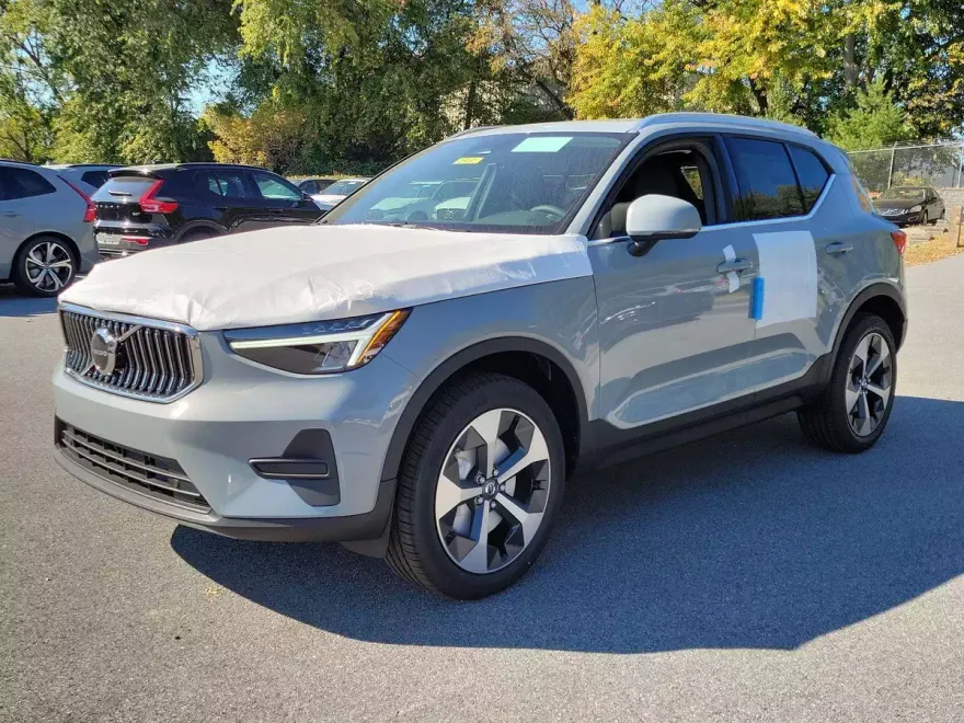 2025 Volvo XC40 Core photo 1