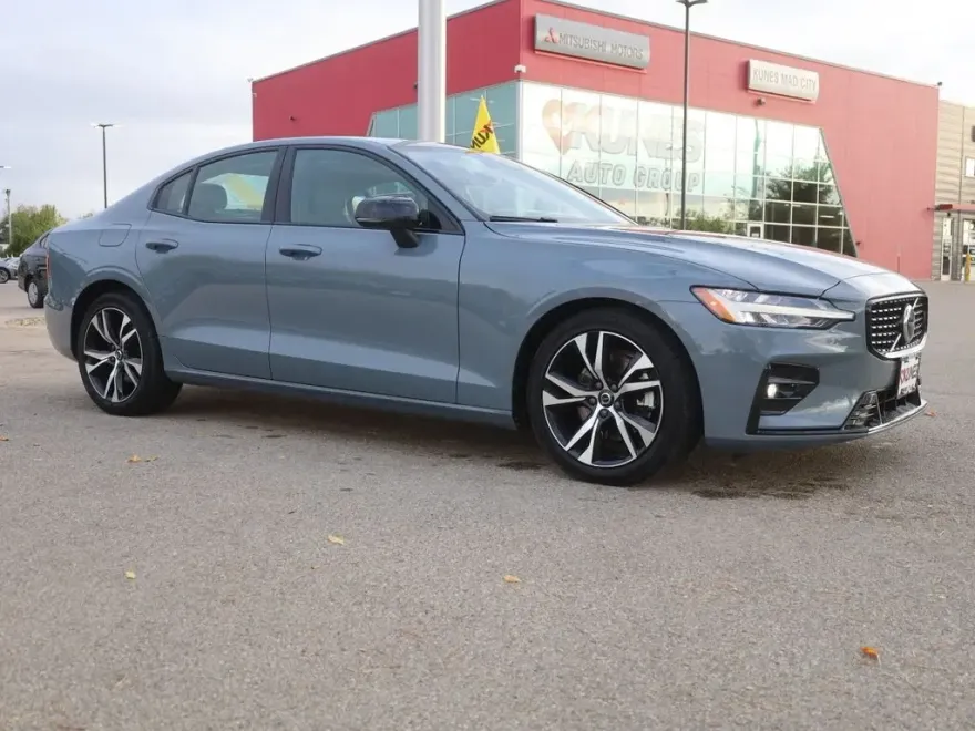 2024 Volvo S60 B5 Core photo 1