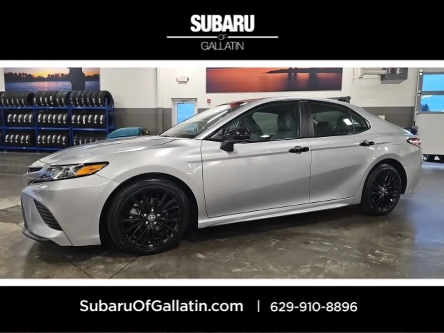 2020 Toyota Camry SE photo 1