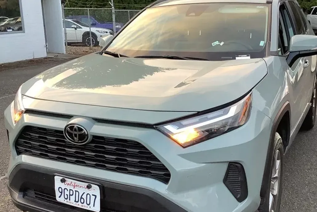 2023 Toyota RAV4 XLE photo 1