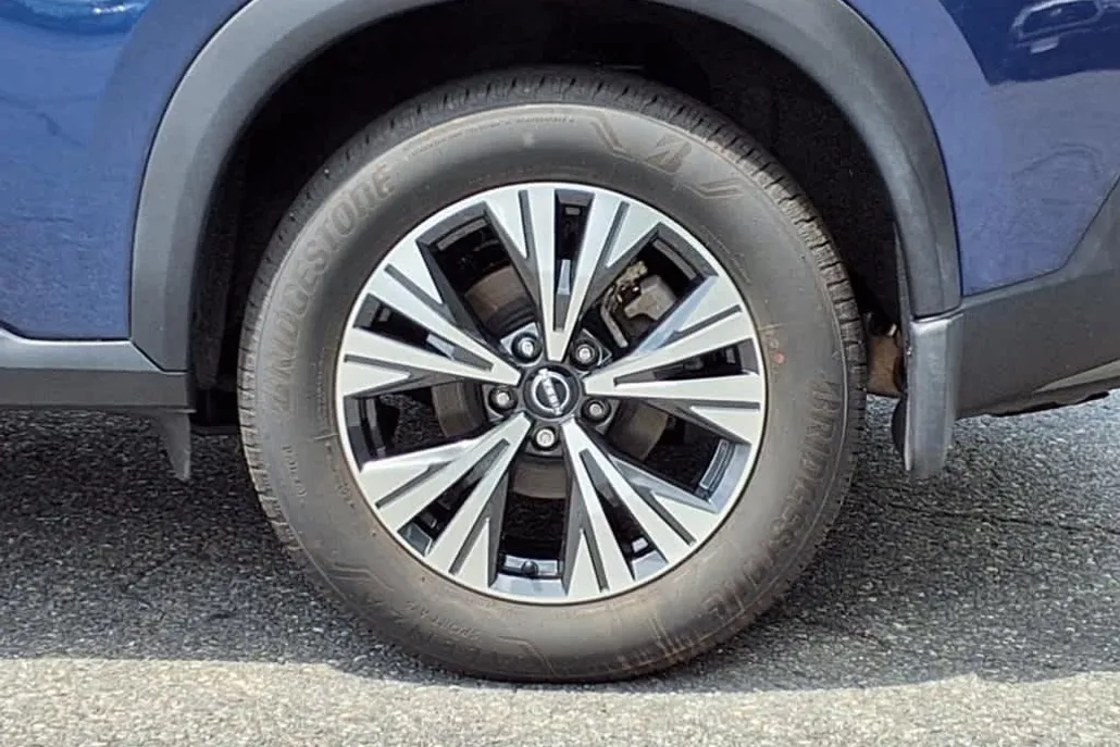 2023 Nissan Rogue SV photo 1