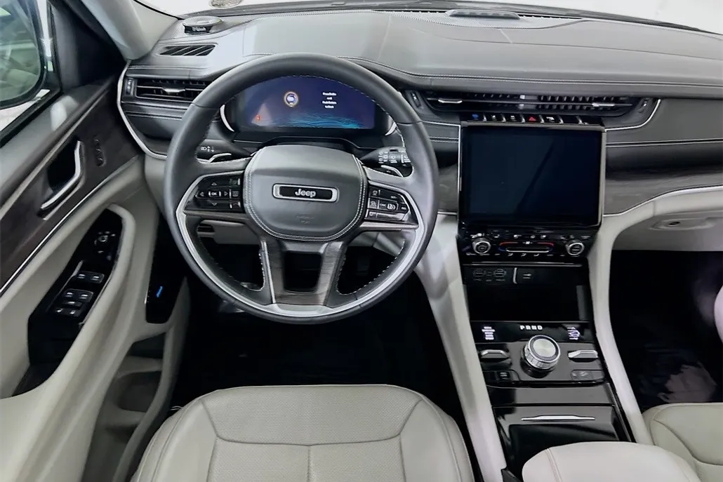 2022 Jeep Cherokee 4xe Overland photo 1