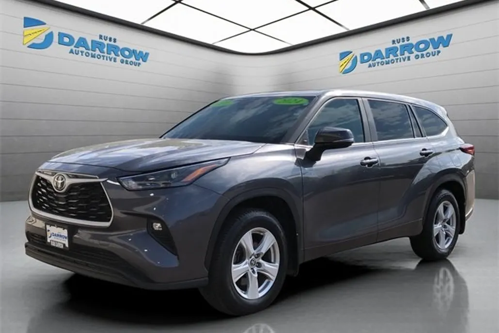 2024 Toyota Highlander LE photo 1