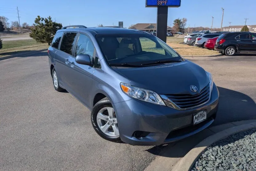 2017 Toyota Sienna LE photo 1