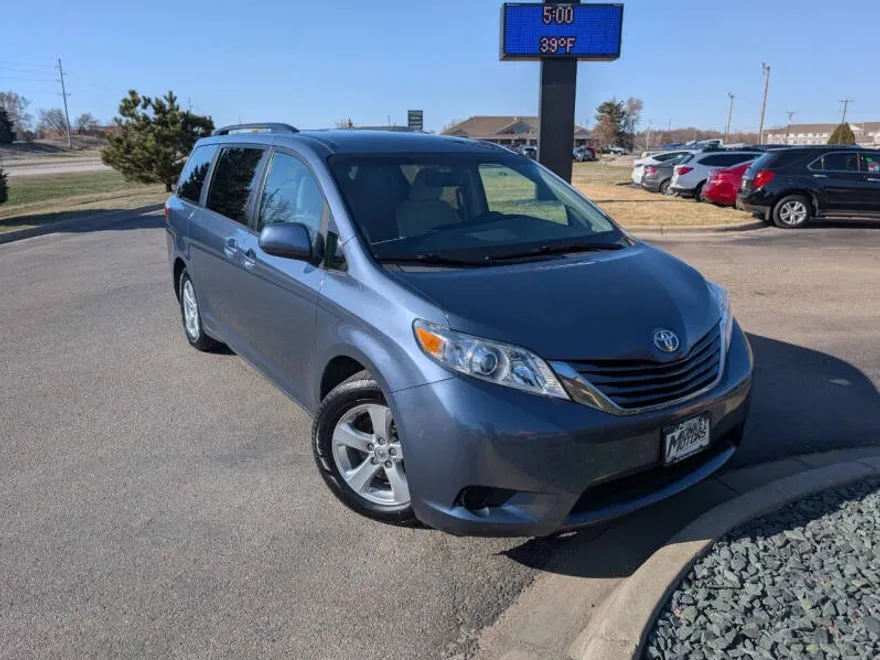 2017 Toyota Sienna LE photo 1