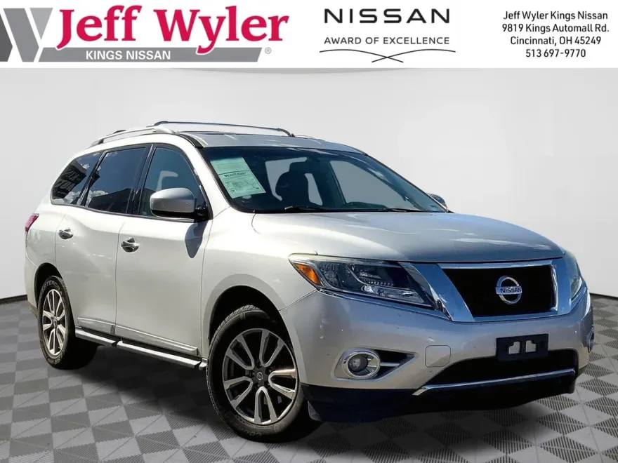 2016 Nissan Pathfinder SL photo 1