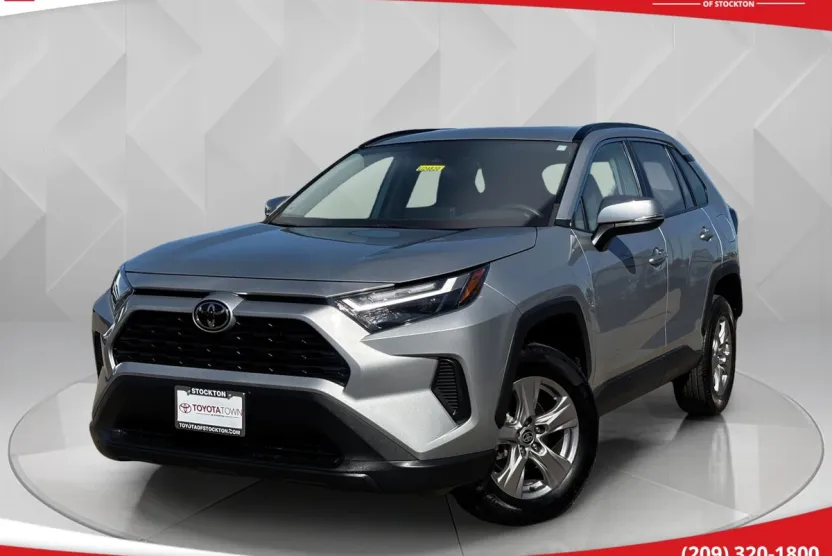 2022 Toyota RAV4 XLE photo 1
