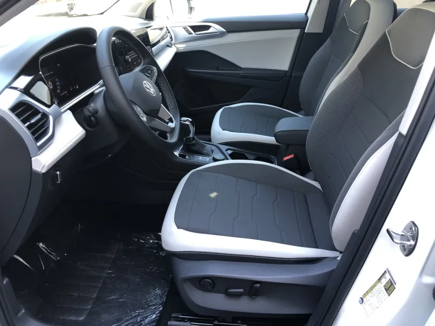 2025 Volkswagen Taos SE photo 1