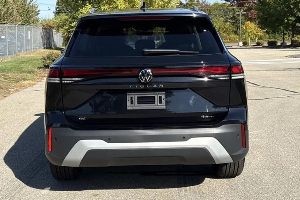2025 Volkswagen Tiguan SE photo 1