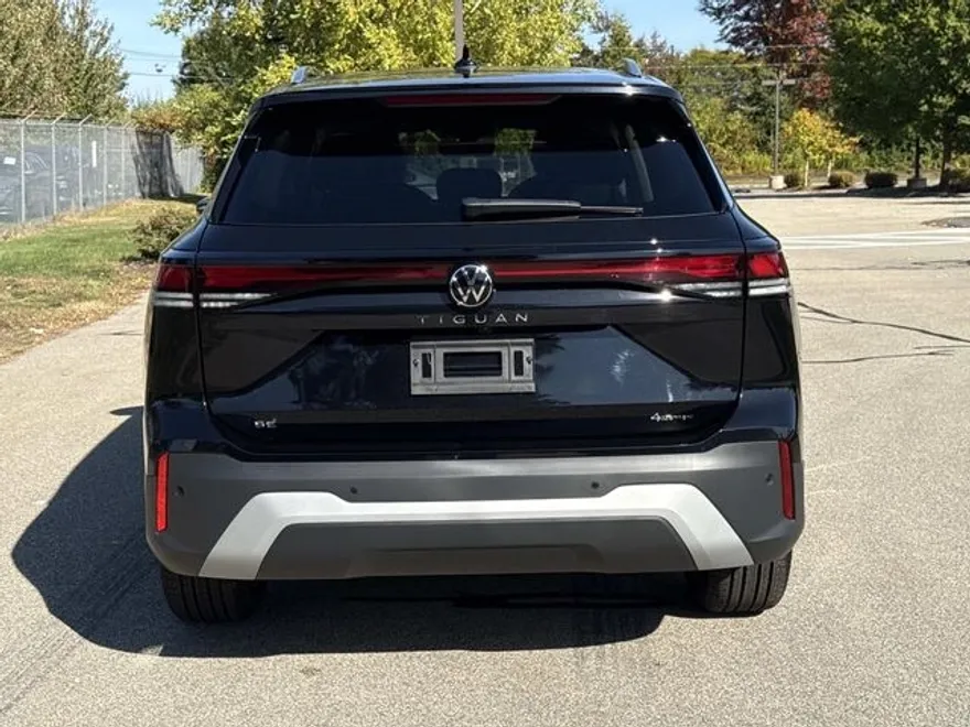 2025 Volkswagen Tiguan SE photo 1