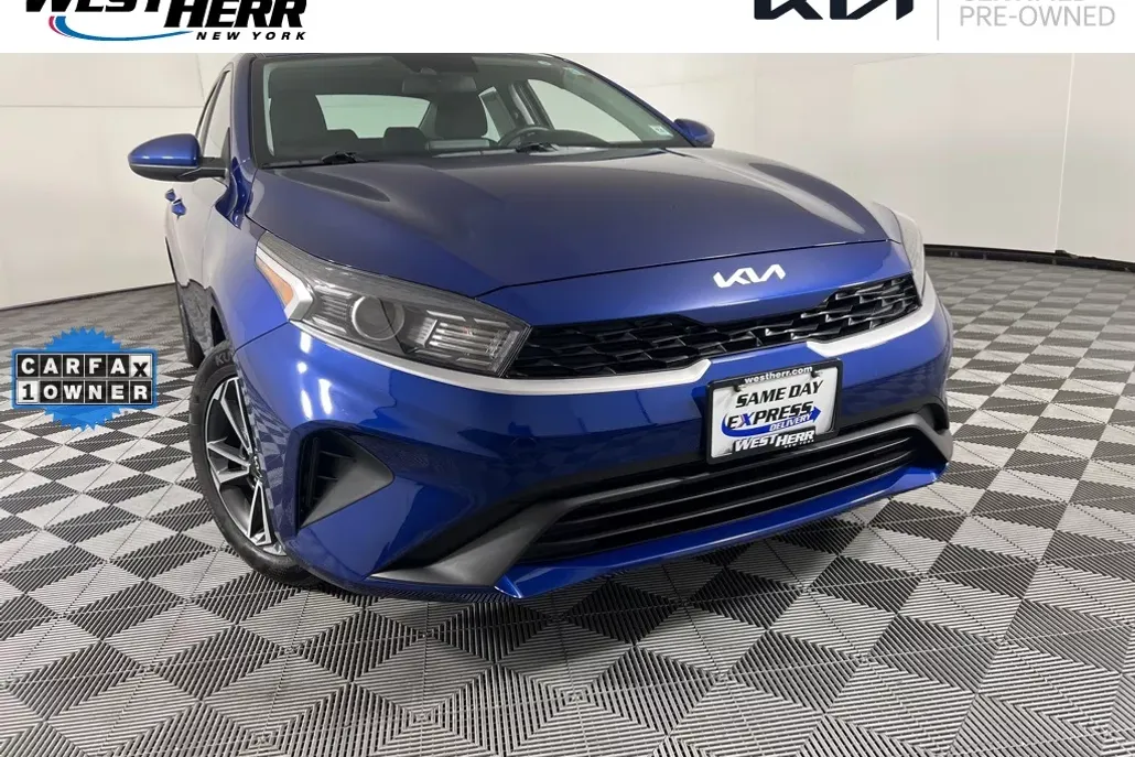 2023 Kia Forte LXS photo 1