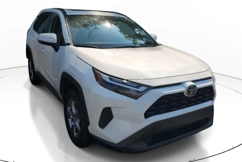 2022 Toyota RAV4 XLE photo 1