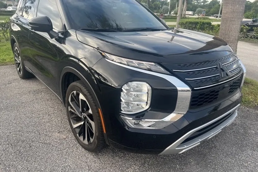 2022 Mitsubishi Outlander SEL photo 1