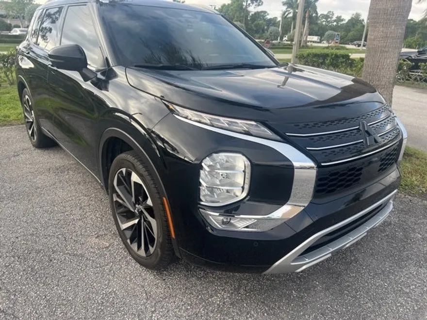 2022 Mitsubishi Outlander SEL photo 1