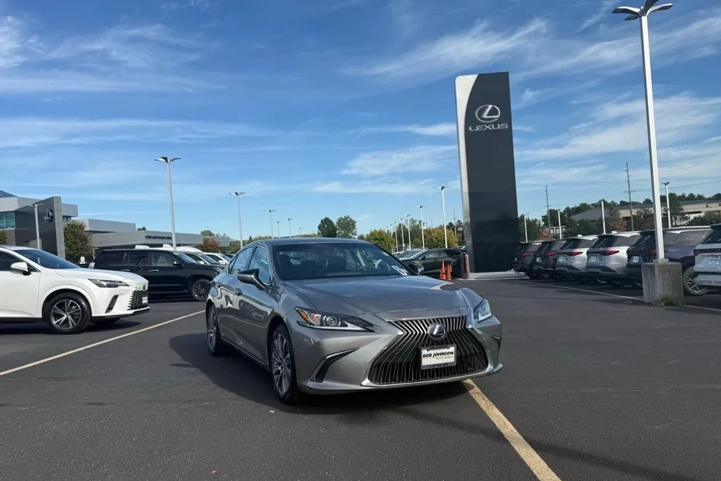 2021 Lexus ES 300h photo 1