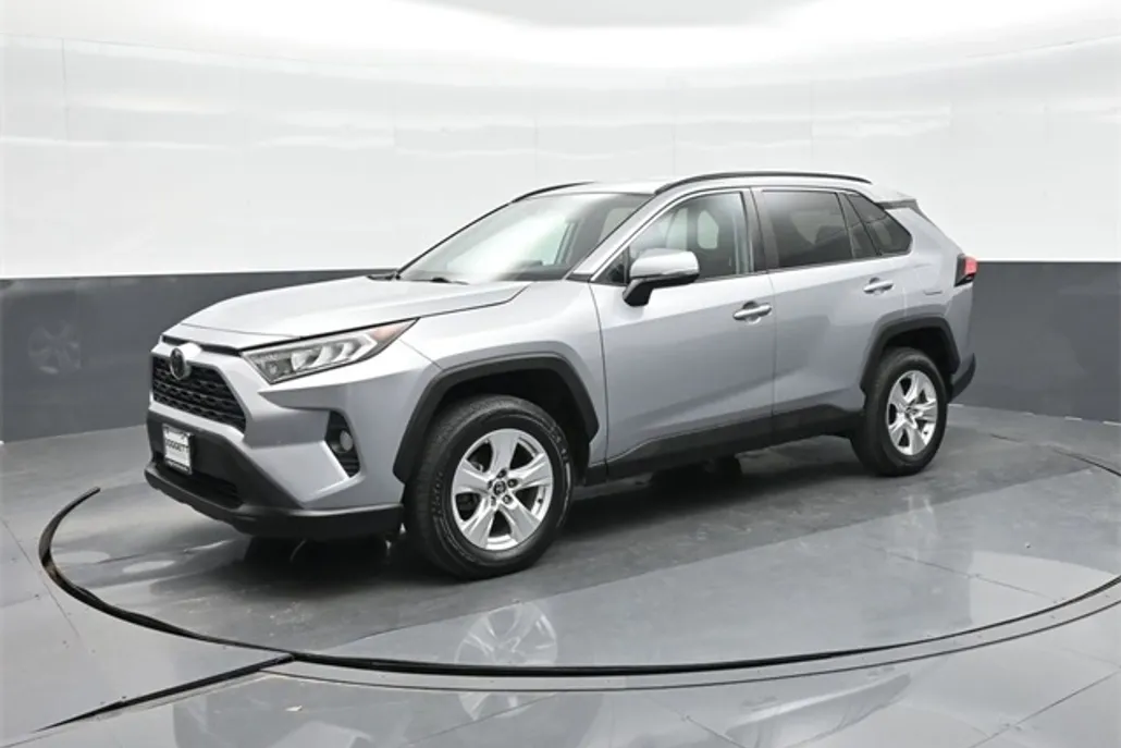 2021 Toyota RAV4 XLE photo 1