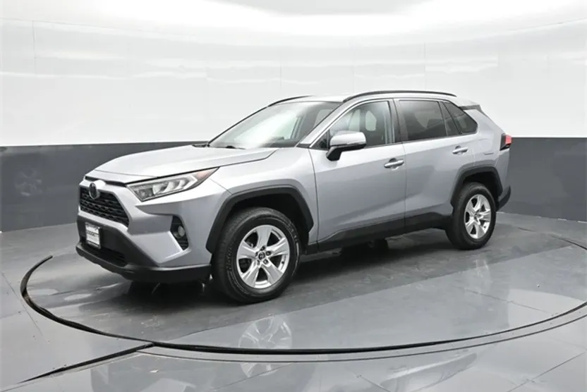 2021 Toyota RAV4 XLE photo 1