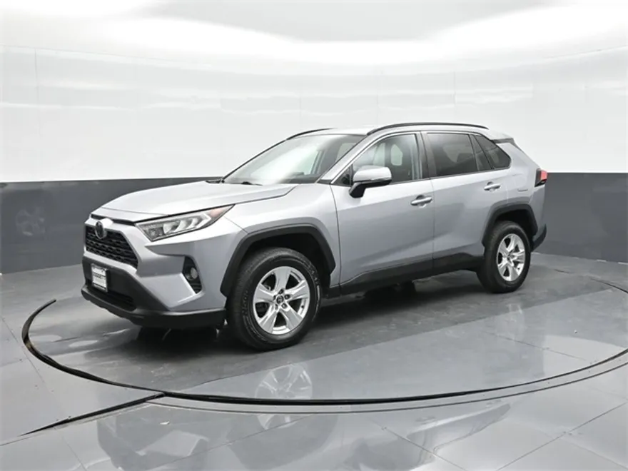 2021 Toyota RAV4 XLE photo 1