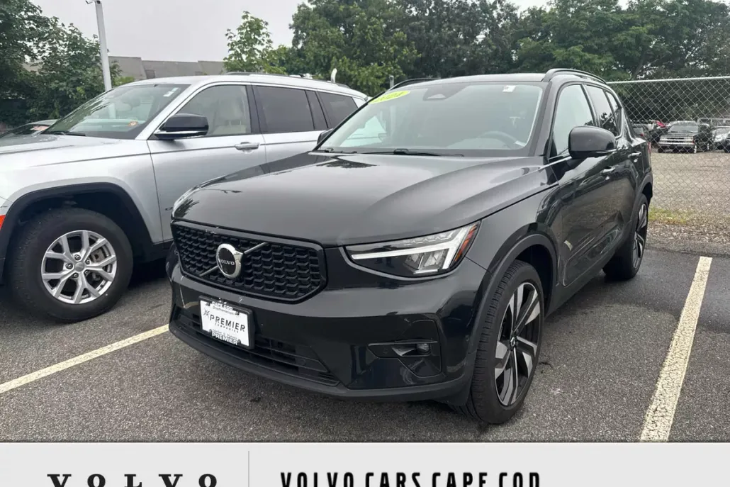 2024 Volvo XC40 Plus photo 1