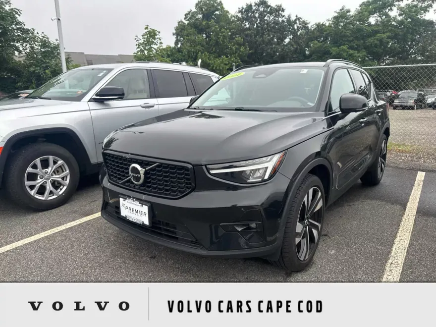 2024 Volvo XC40 Plus photo 1