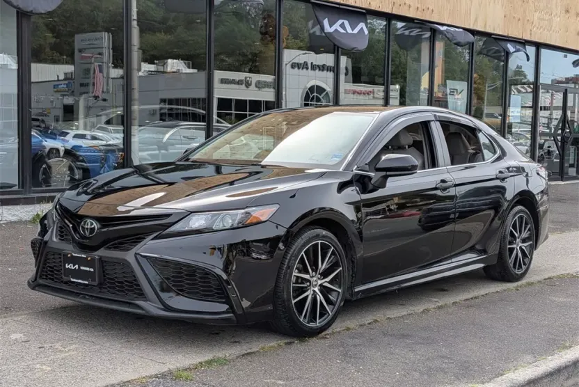 2021 Toyota Camry SE photo 1