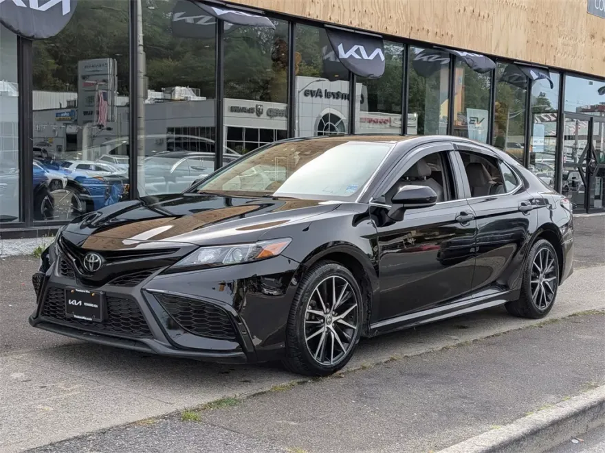 2021 Toyota Camry SE photo 1