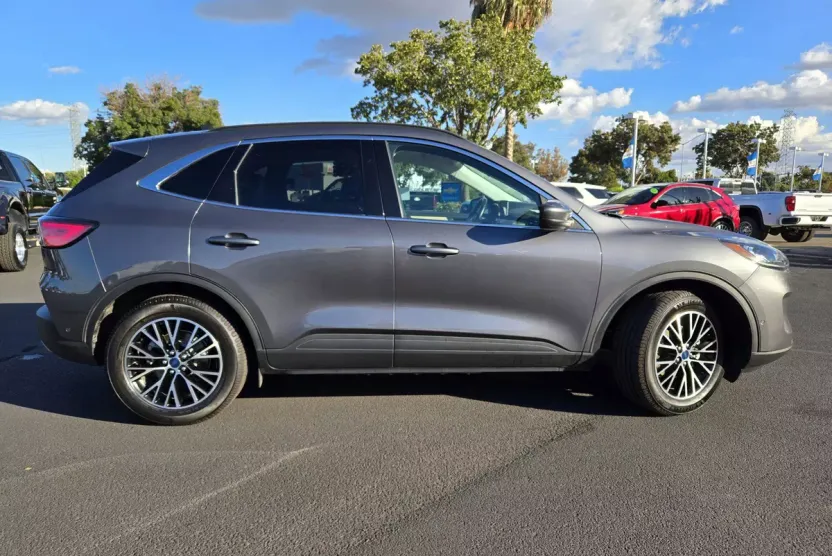 2021 Ford Escape Titanium Plug-In Hybrid photo 1
