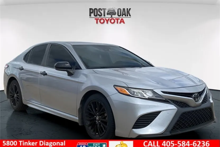 2020 Toyota Camry SE photo 1