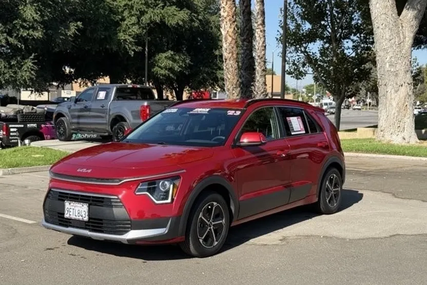 2023 Kia Niro EX photo 1