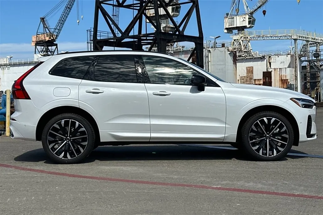2026 Volvo XC60 T8 photo 1