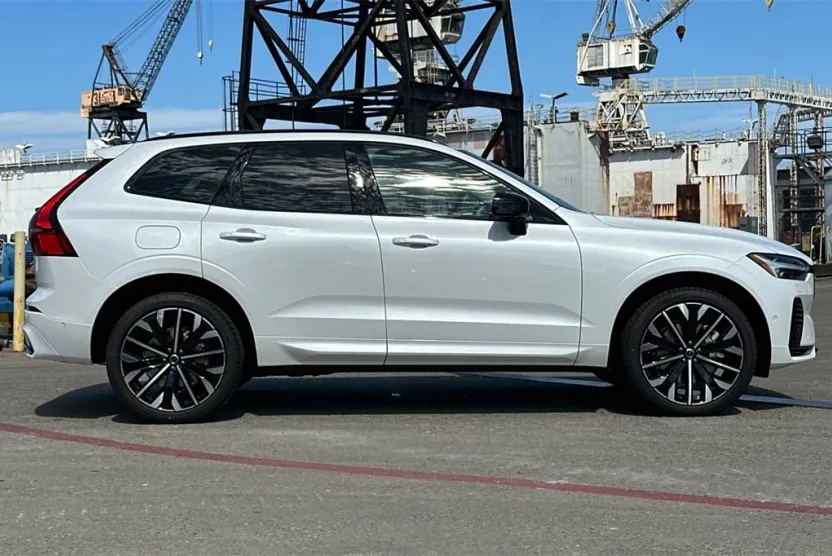 2026 Volvo XC60 T8 photo 1