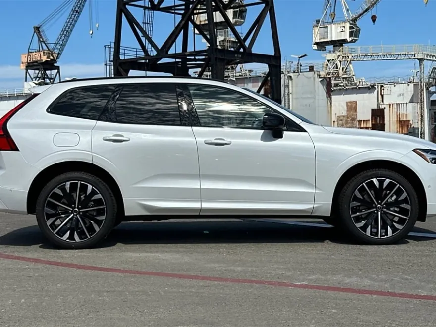 2026 Volvo XC60 T8 photo 1