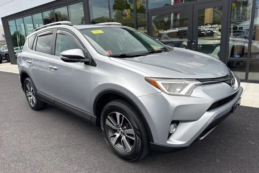 2017 Toyota RAV4 XLE photo 1