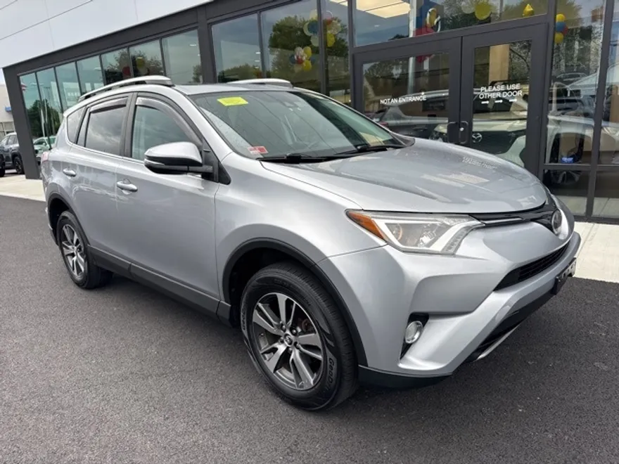 2017 Toyota RAV4 XLE photo 1
