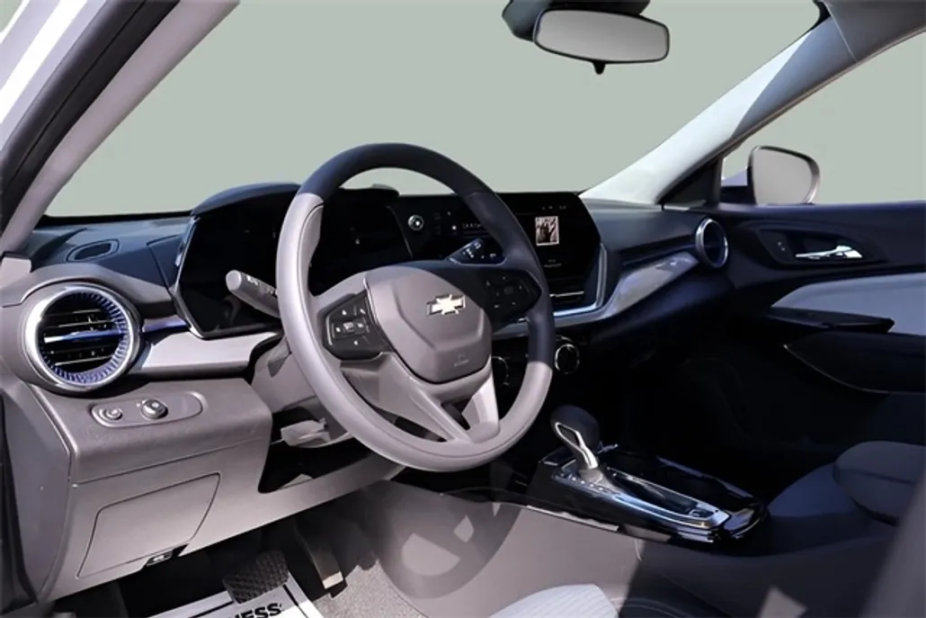 2024 Chevrolet Trax LT photo 1