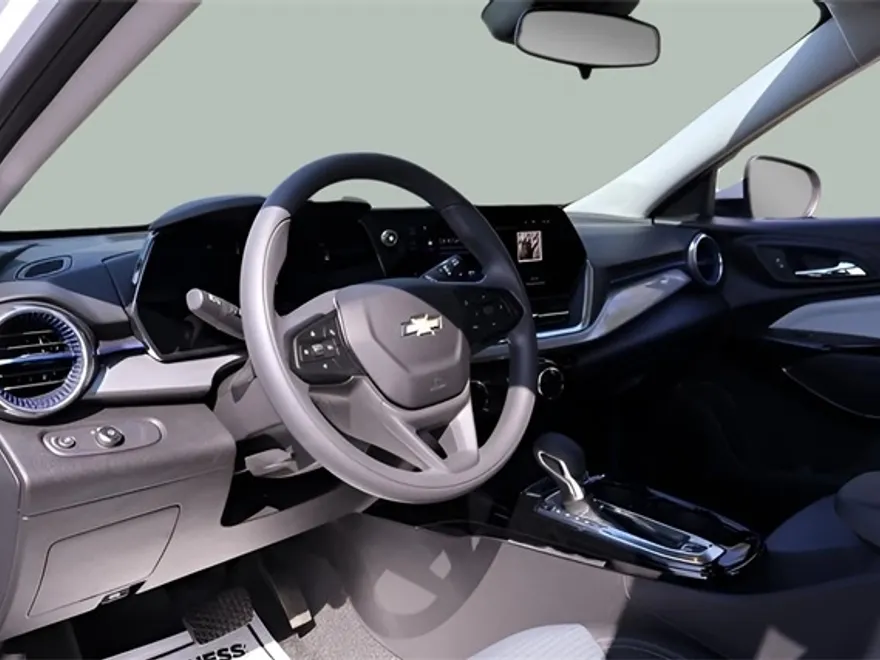 2024 Chevrolet Trax LT photo 1
