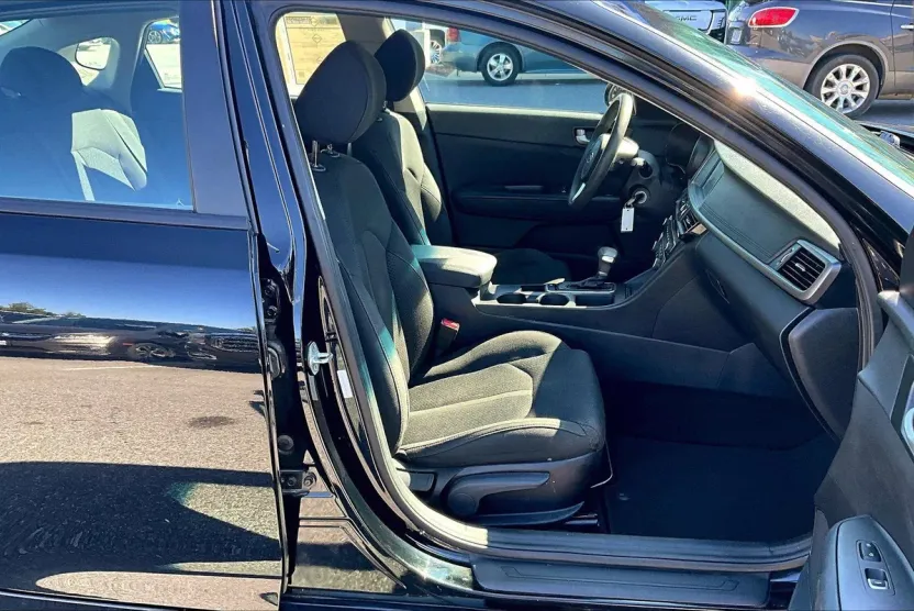2018 Kia Optima LX photo 1