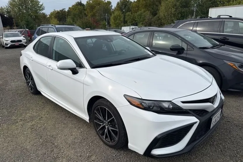 2024 Toyota Camry SE photo 1