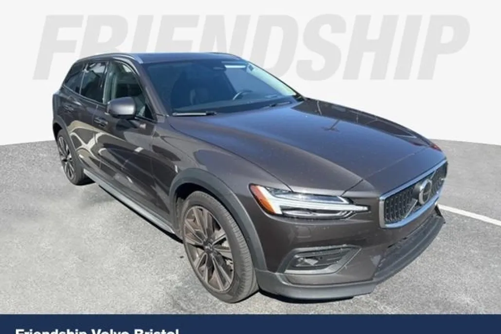 2024 Volvo V60 Cross Country Ultimate photo 1