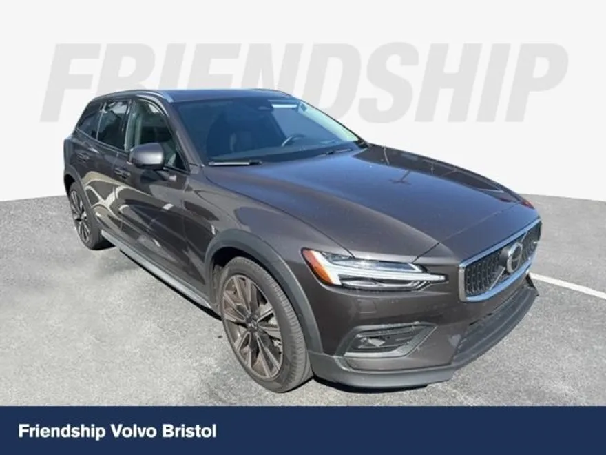 2024 Volvo V60 Cross Country Ultimate photo 1