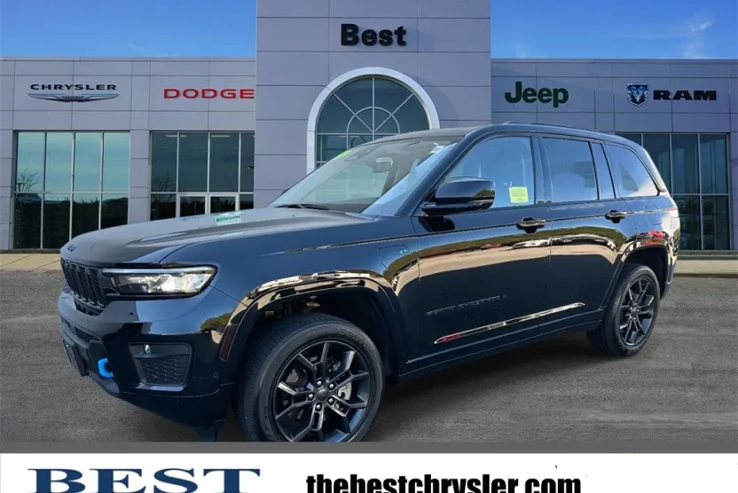 2023 Jeep Cherokee Base photo 1