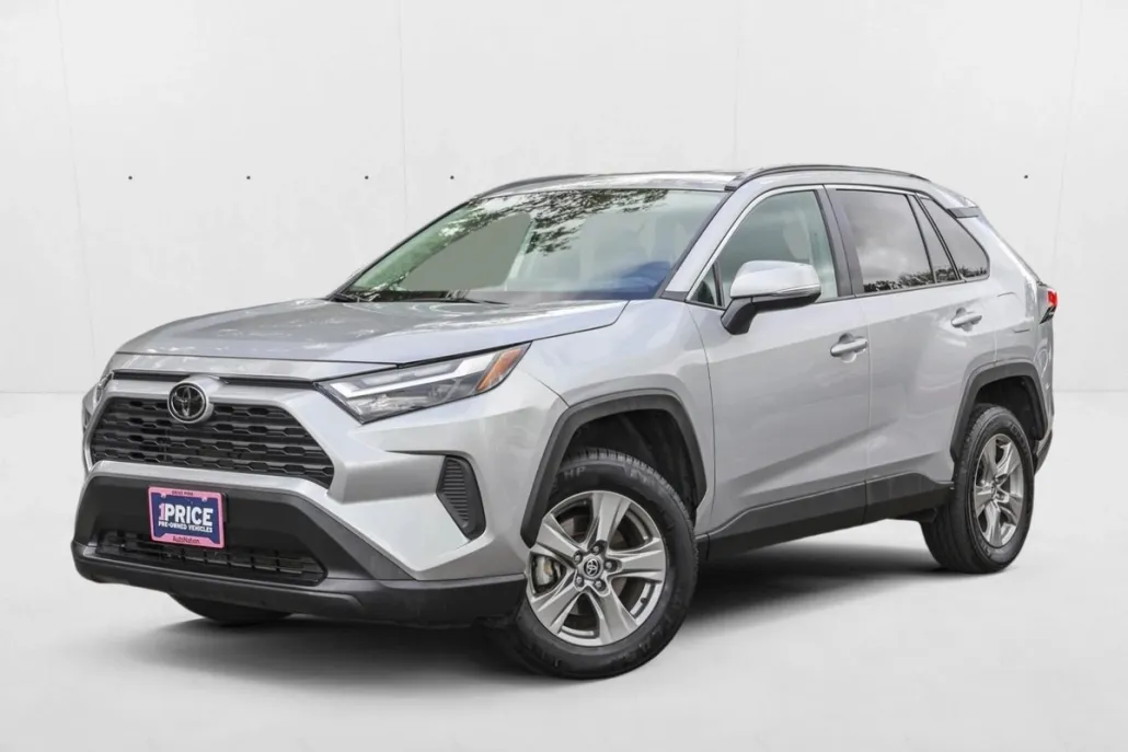 2024 Toyota RAV4 XLE photo 1