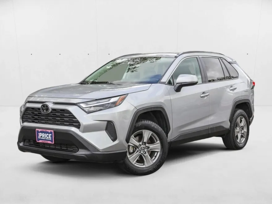 2024 Toyota RAV4 XLE photo 1