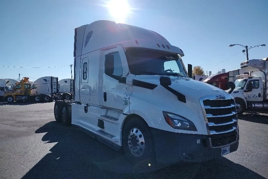 2020 Freightliner Cascadia 126" Sleeper Cab photo 1