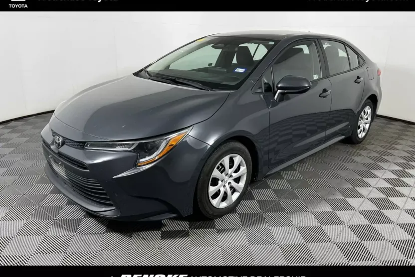 2024 Toyota Corolla LE photo 1